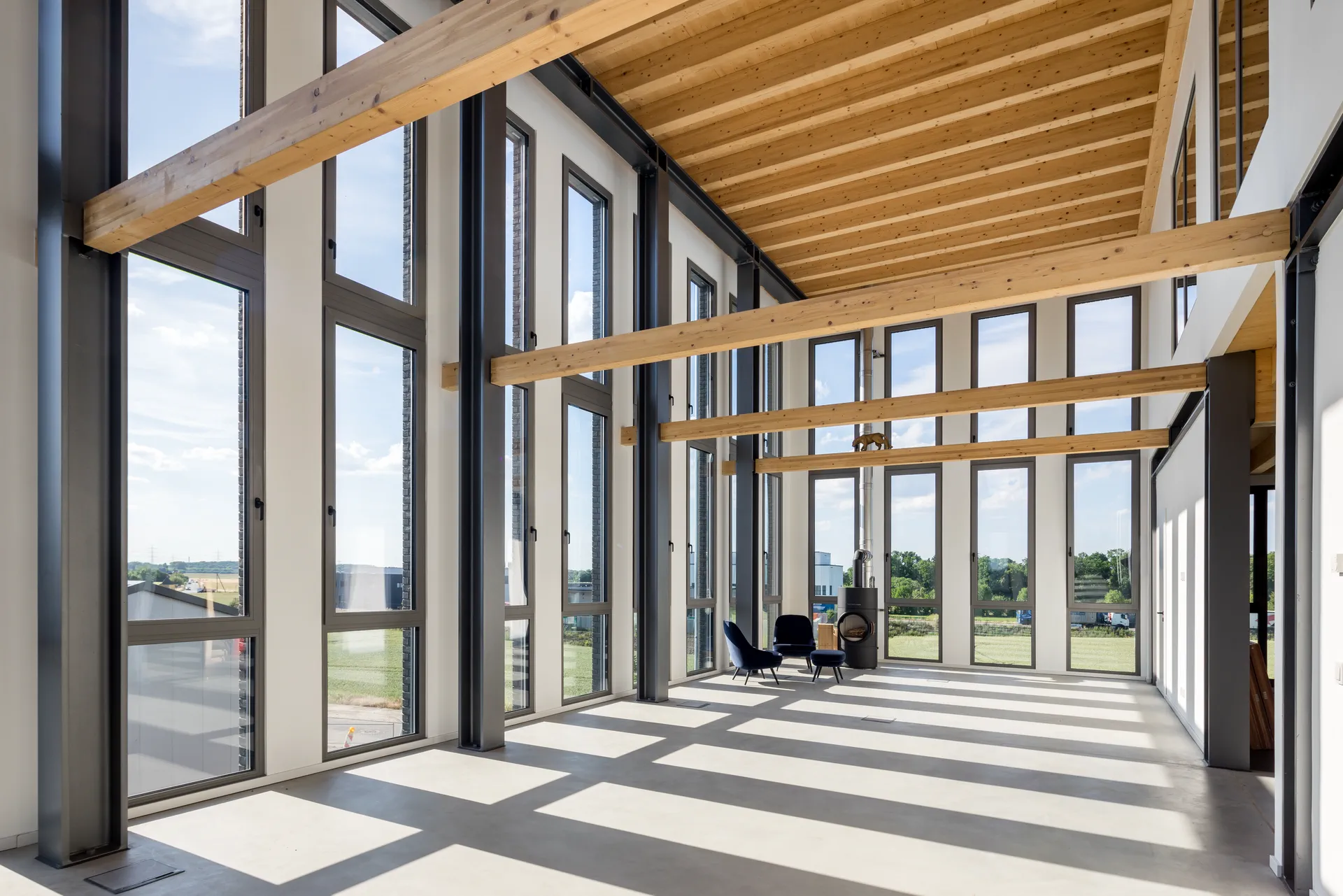 Foyer eines Bürogebäudes aus Holz mit Glasfassade