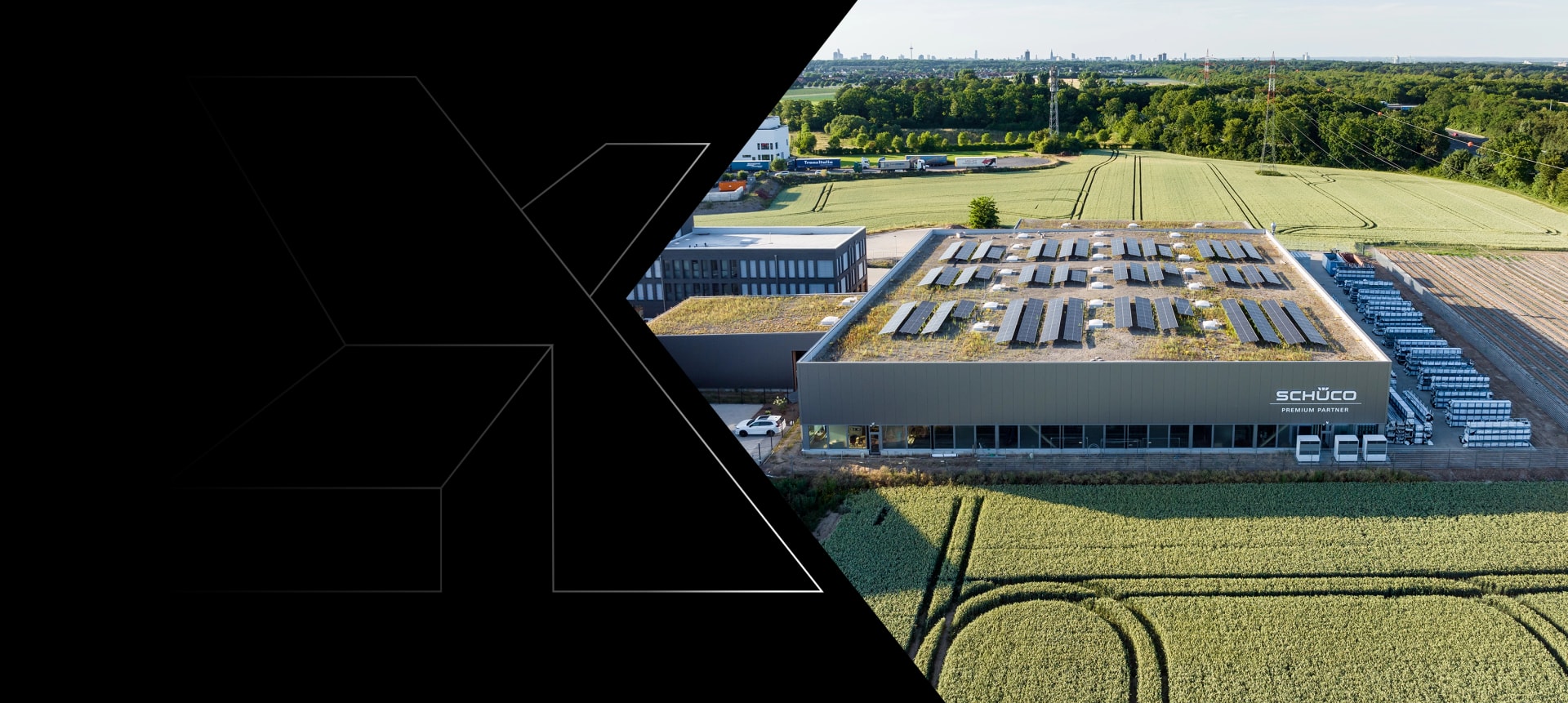 Gewerbehalle aus Holz mit begrüntem Dach und Photovoltaik aus der Luft