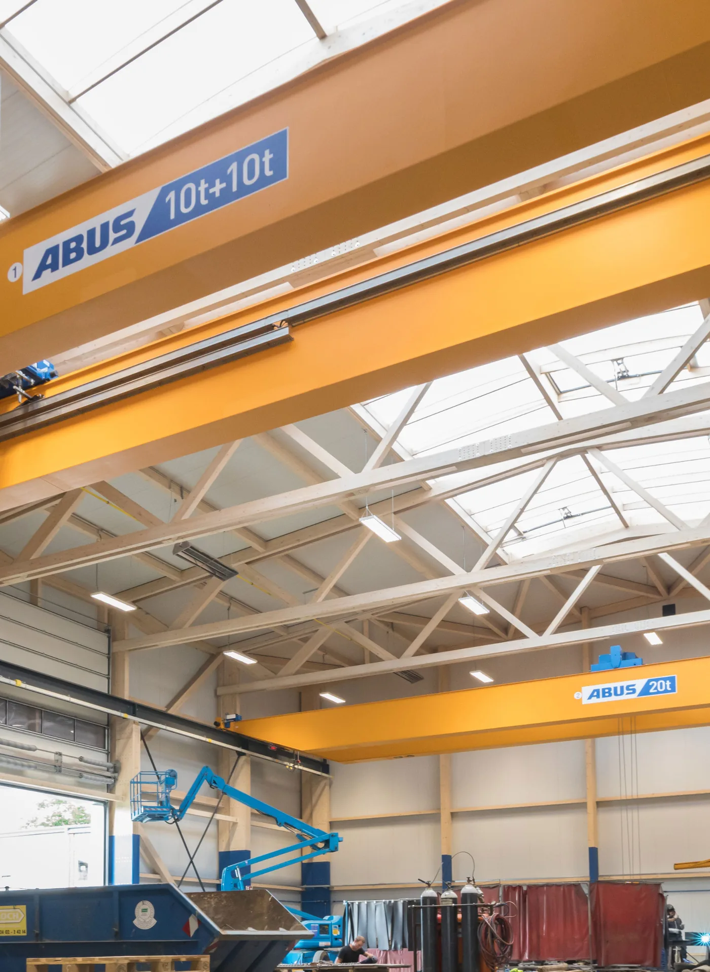 Timber hall roof with two overhead cranes above the production floor