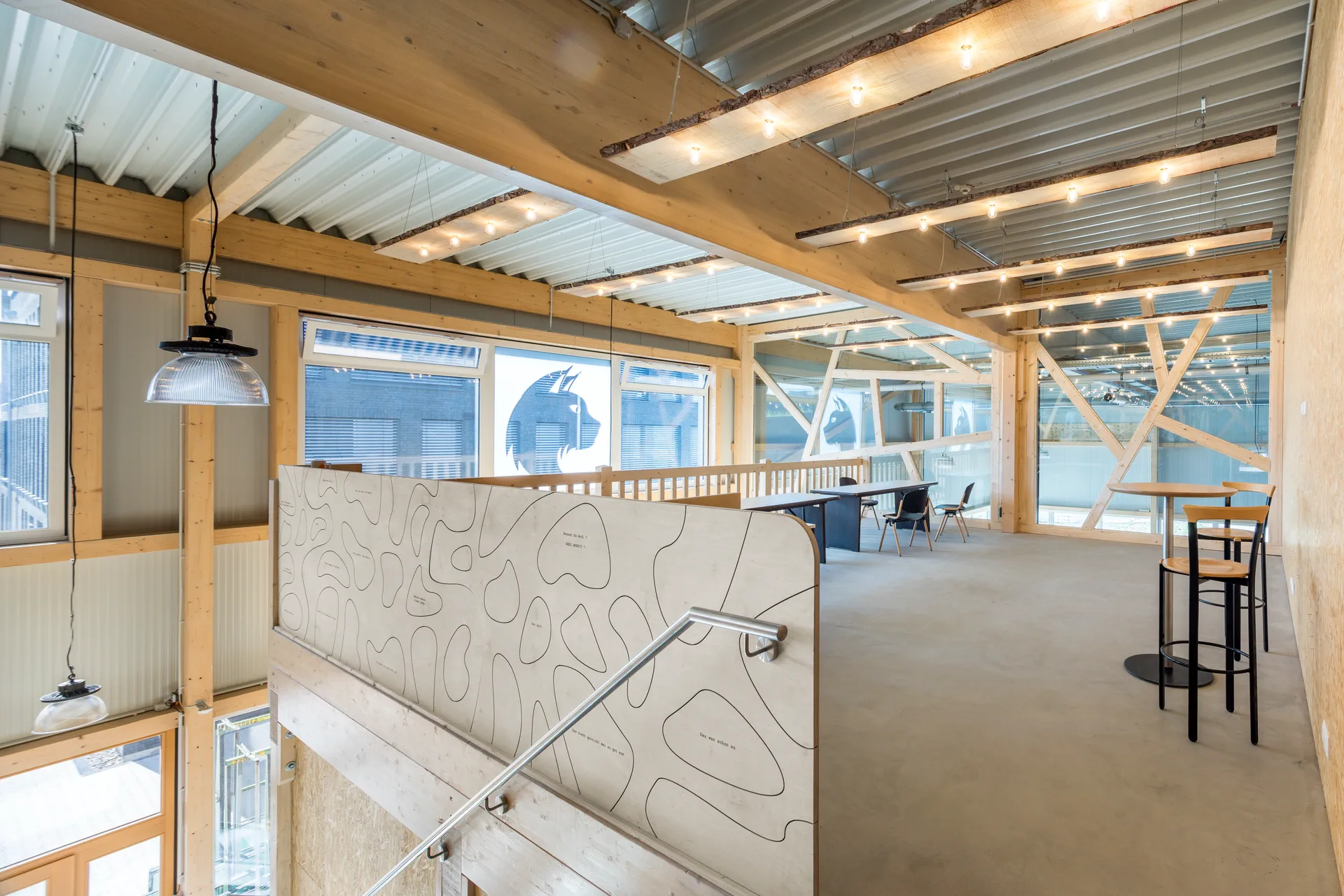 Mezzanine et espaces sociaux en bois au-dessus de la surface de halle