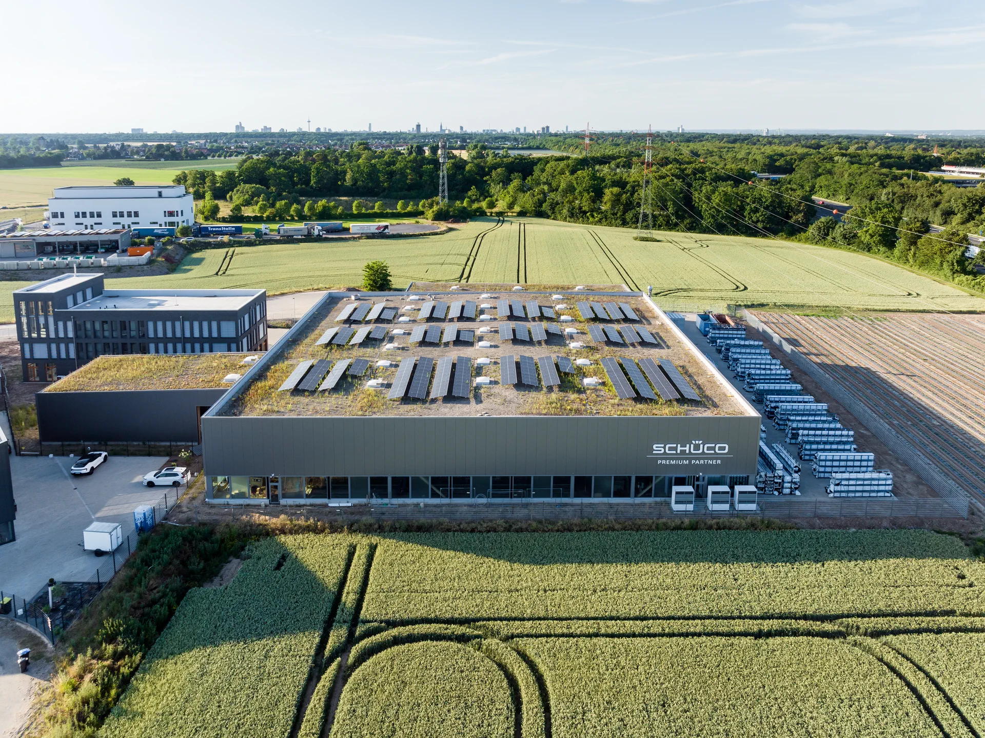 Gewerbehalle aus Holz von außen