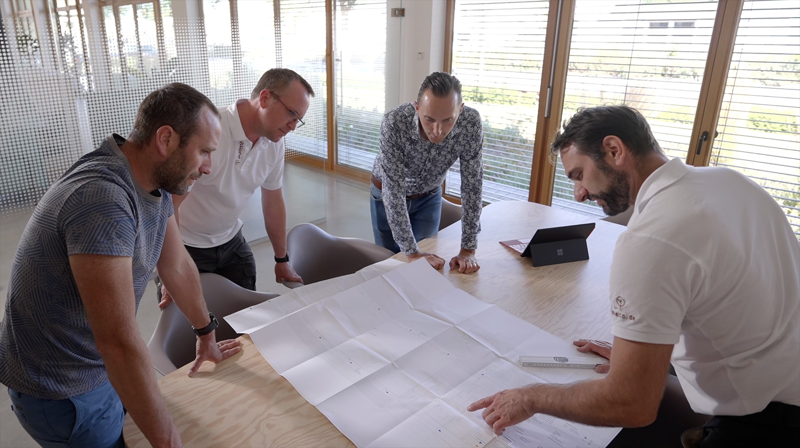 Façade d’une halle d’activité en bois achevée