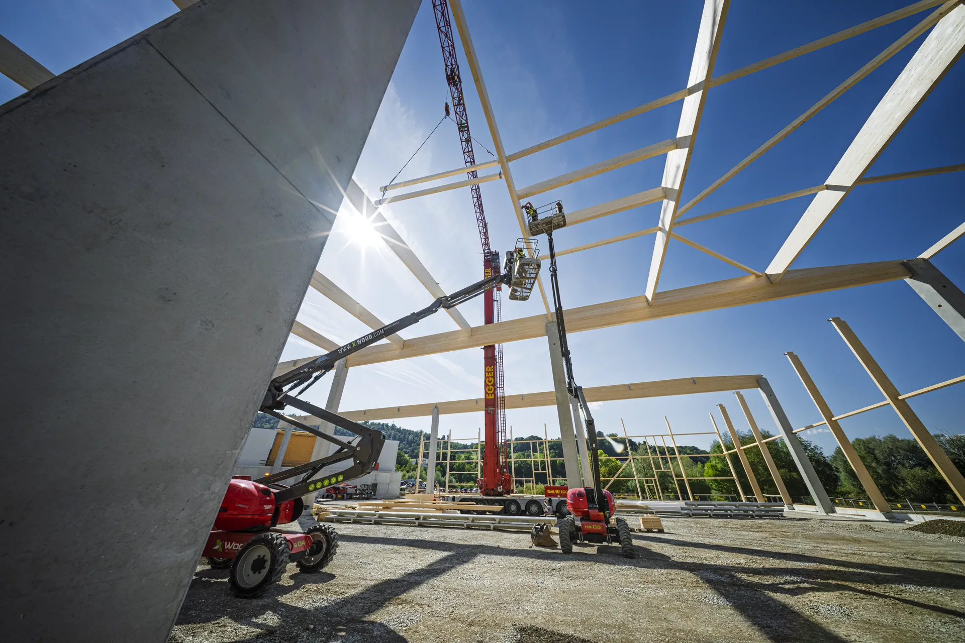 Charpente en bois d’une grande halle X-Wood® levée sur le chantier