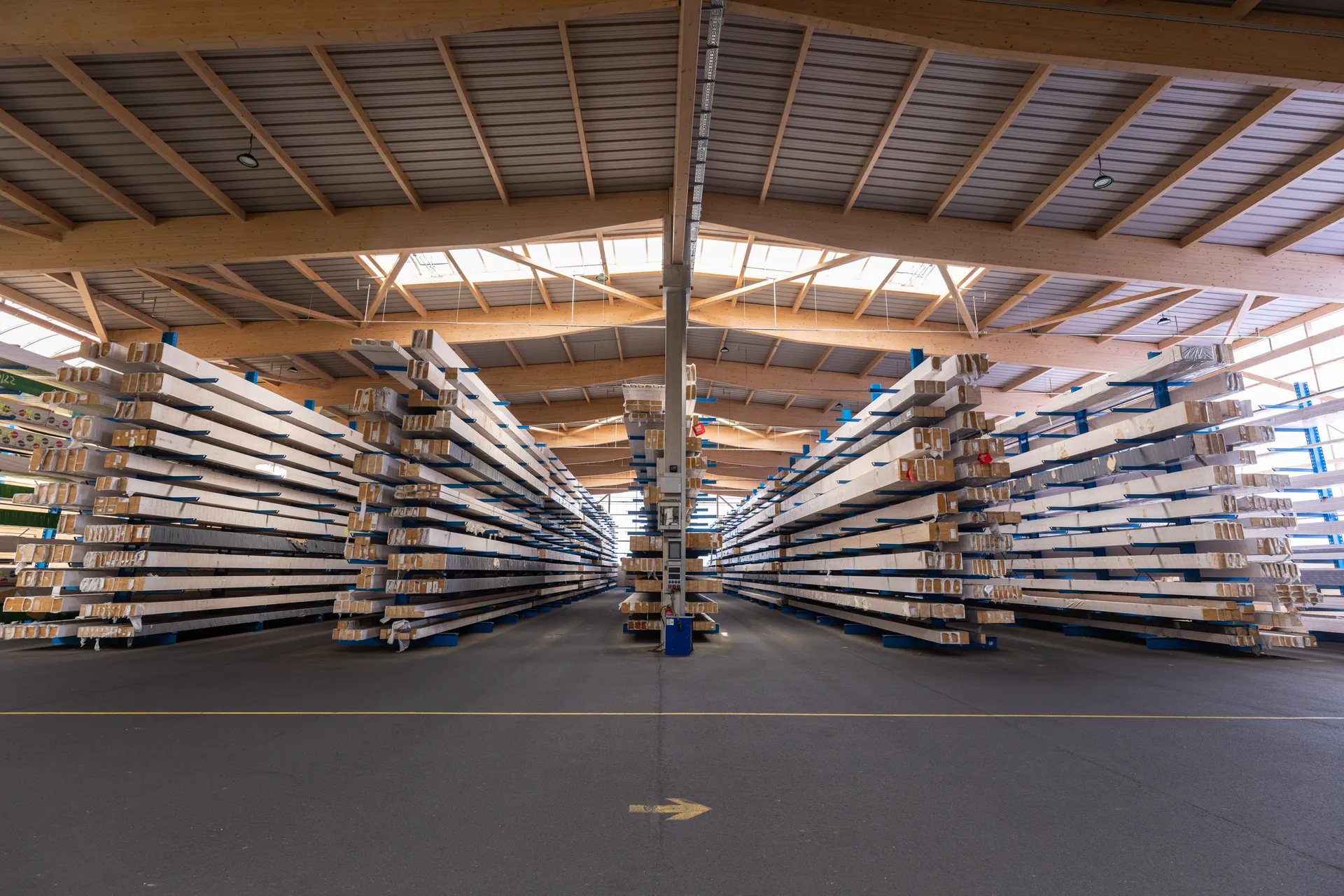 Lagerhalle aus Holz mit stützenfreier Halleninnenfläche