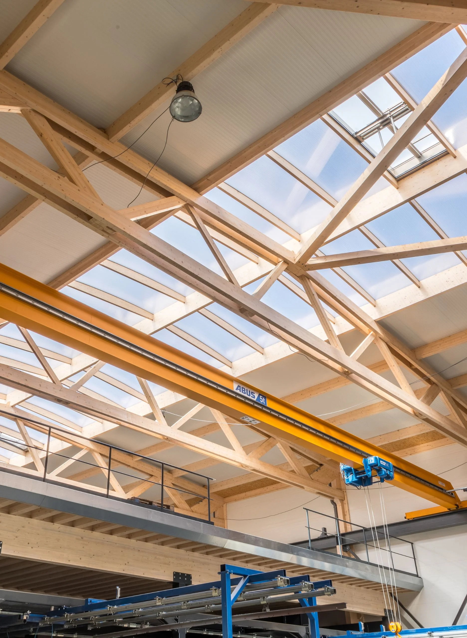 Detail eines präzise gefertigten Holztragwerks aus vorgefertigten Bauteilen