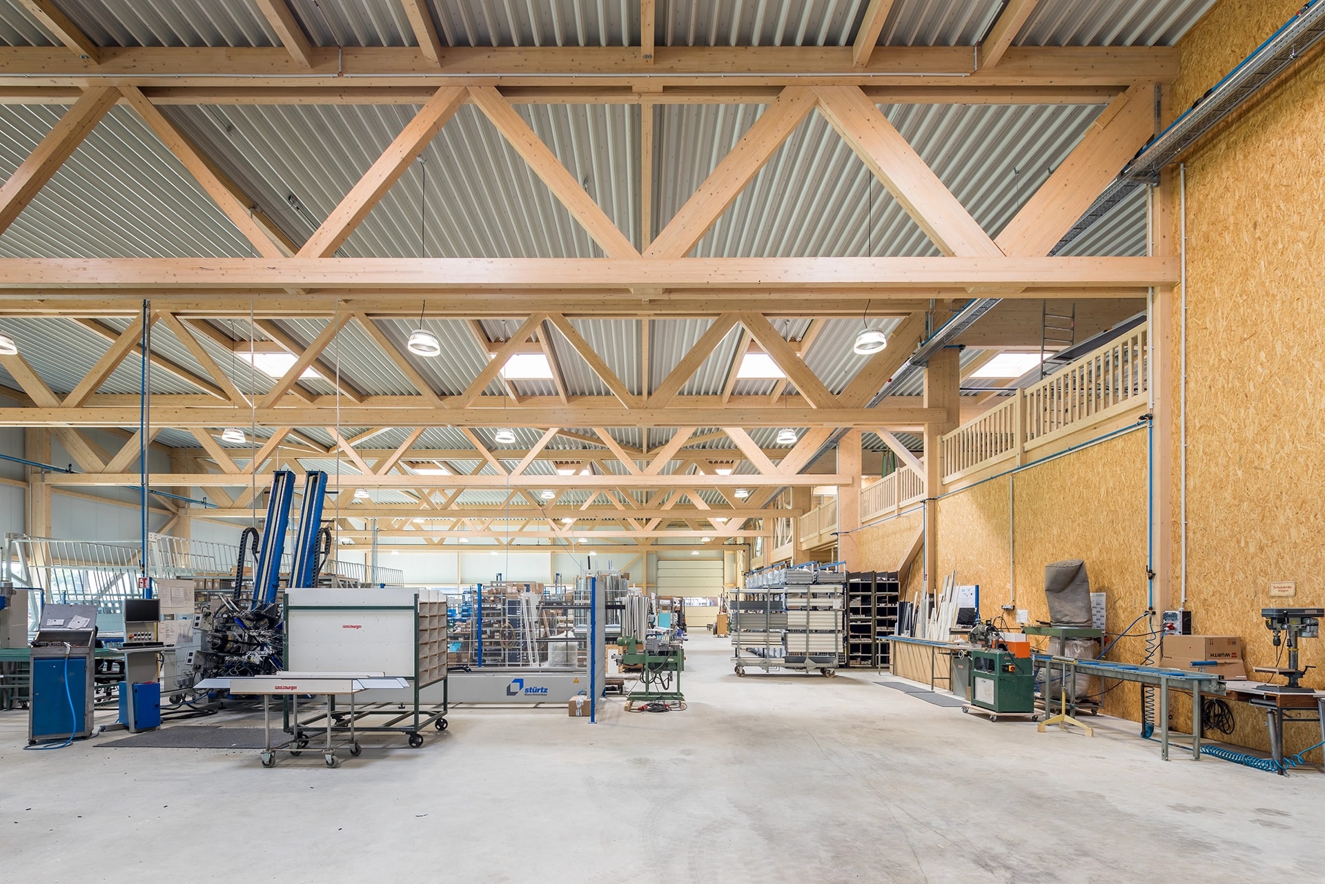 Industriehalle aus Holz mit sichtbarem Tragwerk