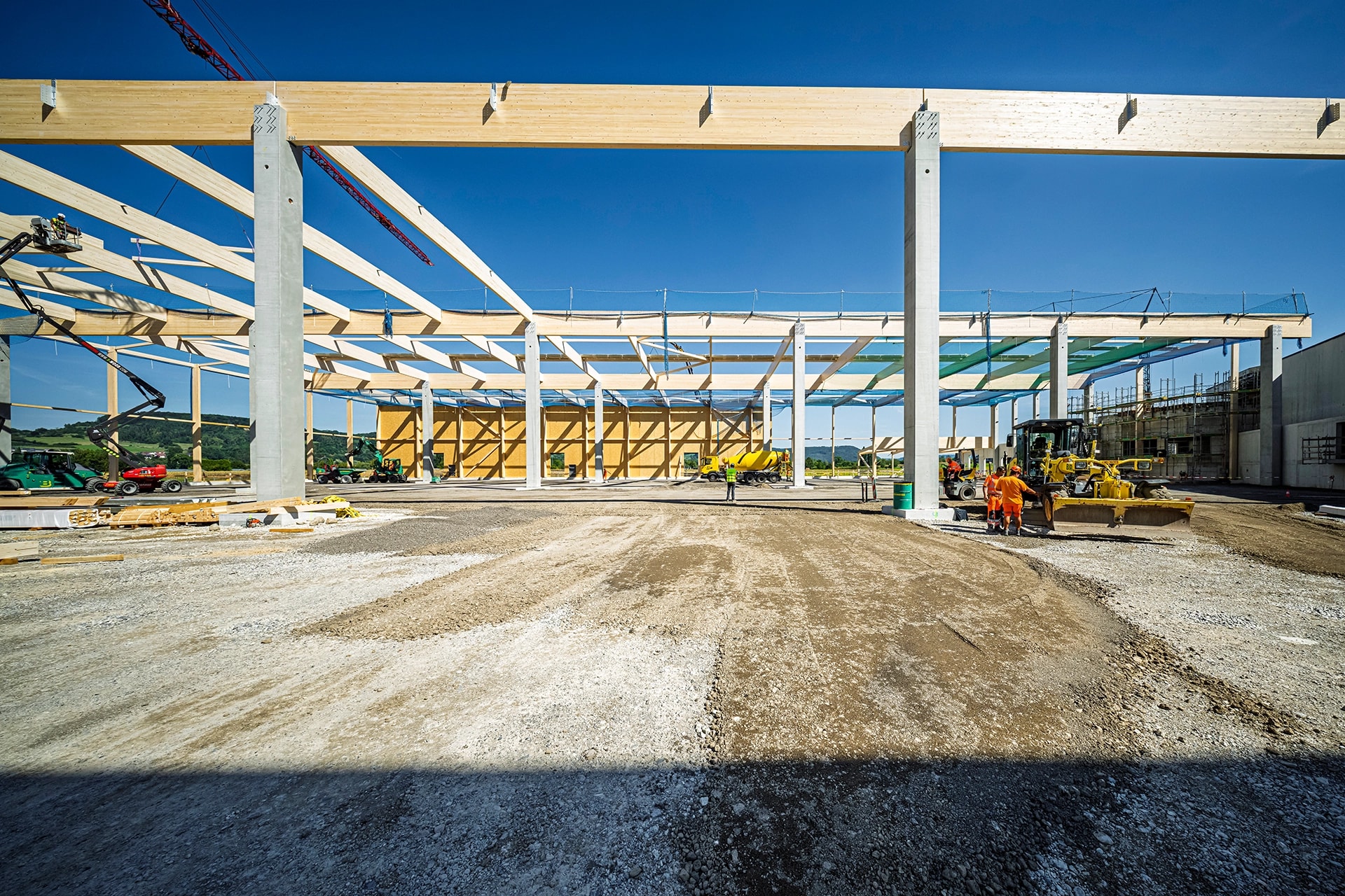 Assembled timber structure of a large X-Wood® hall on site