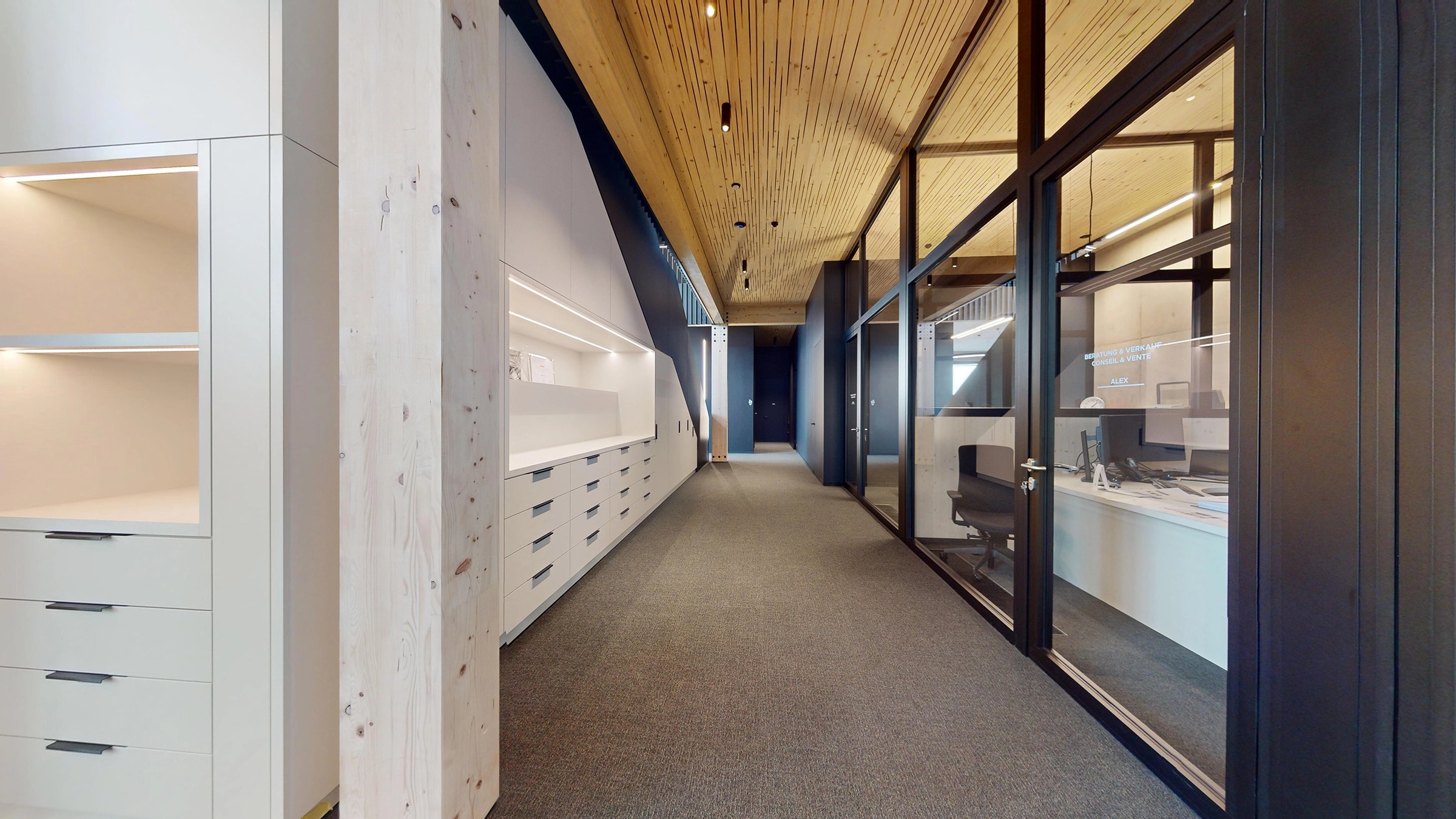 Office corridor in an X-Wood® hall with a timber ceiling and glazed meeting rooms