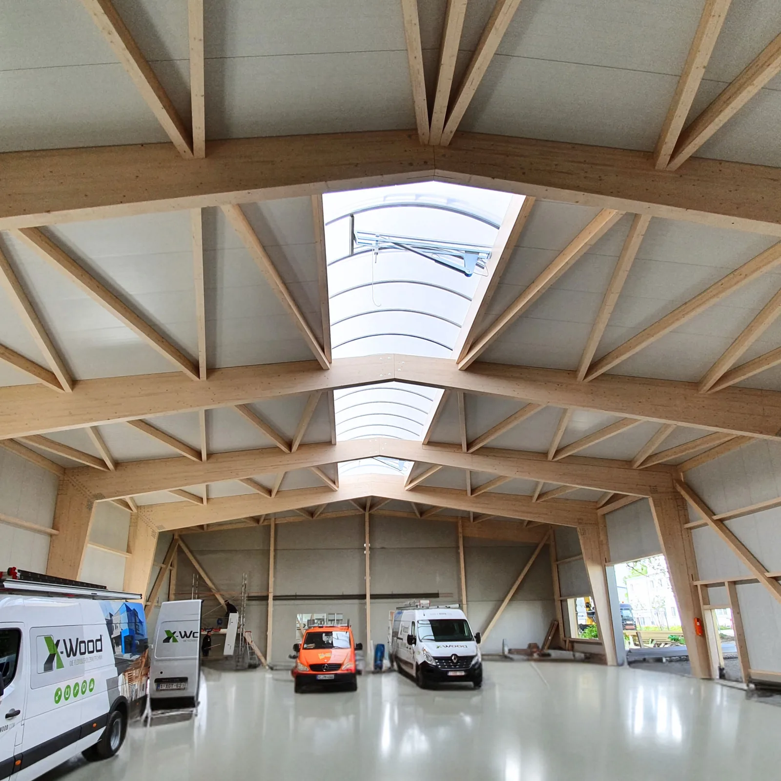 X-Wood® hall roof with timber purlins arranged in an X pattern