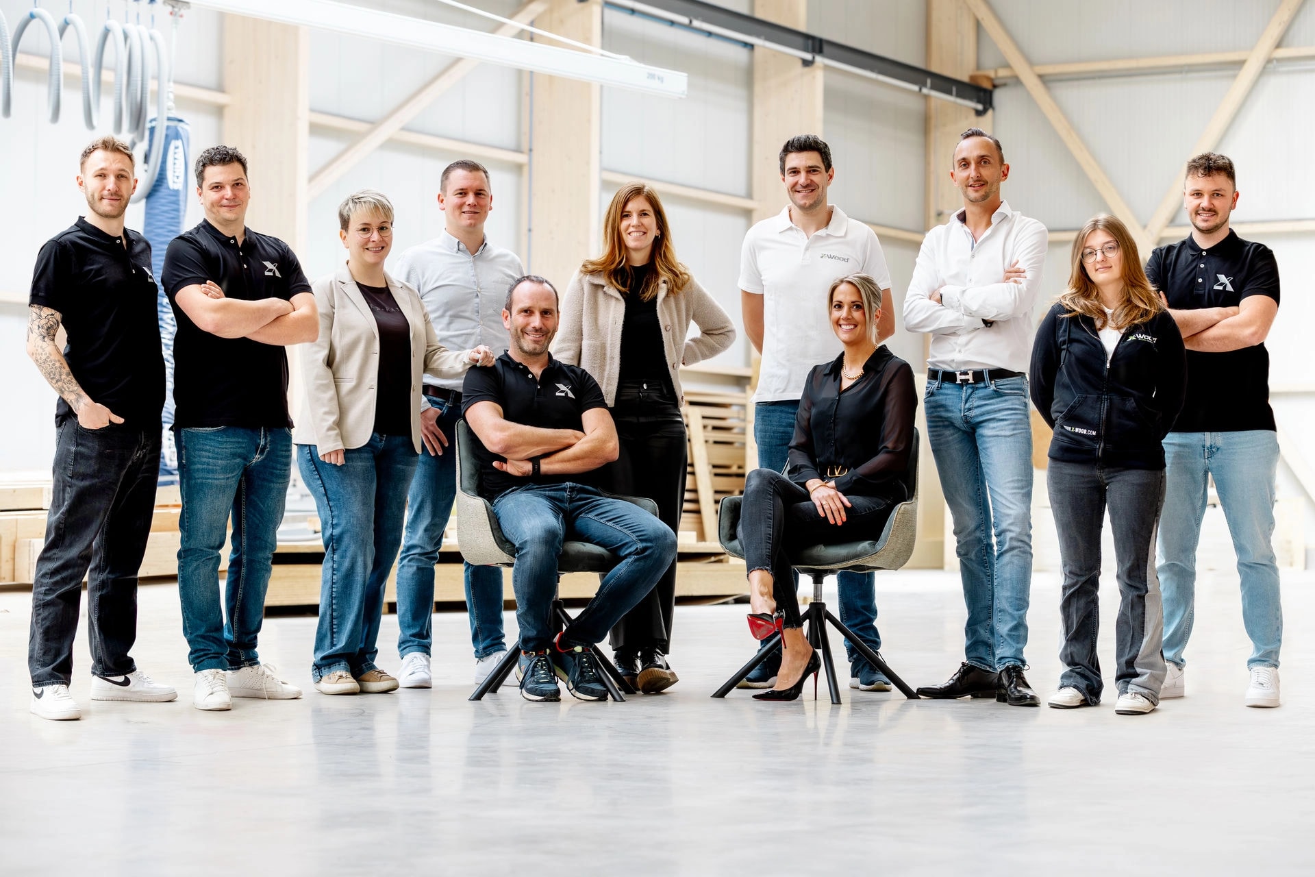 Das Team von X-Wood® vor einer fertigen Holzhalle