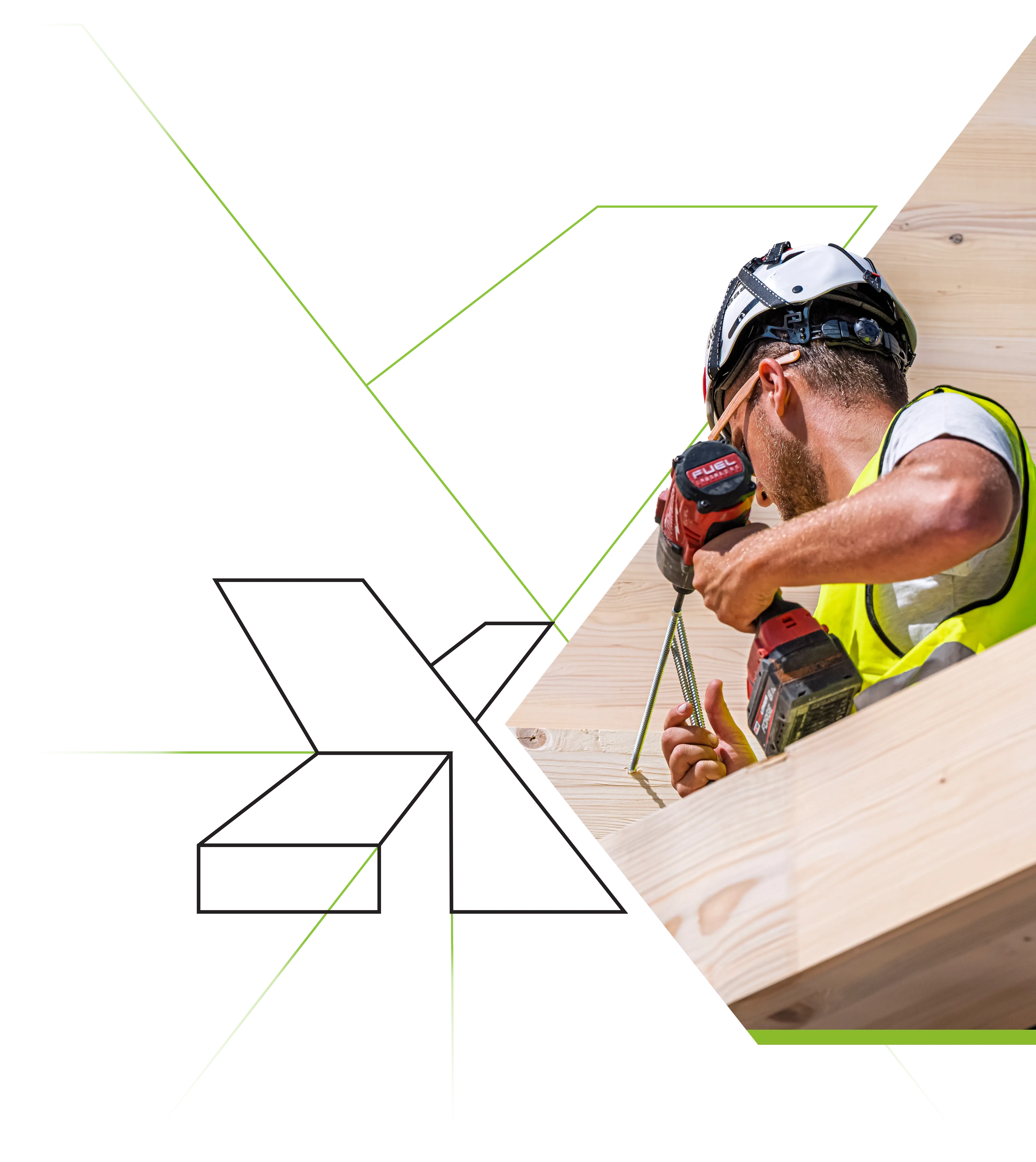 Monteur X-Wood® vissant une construction en bois