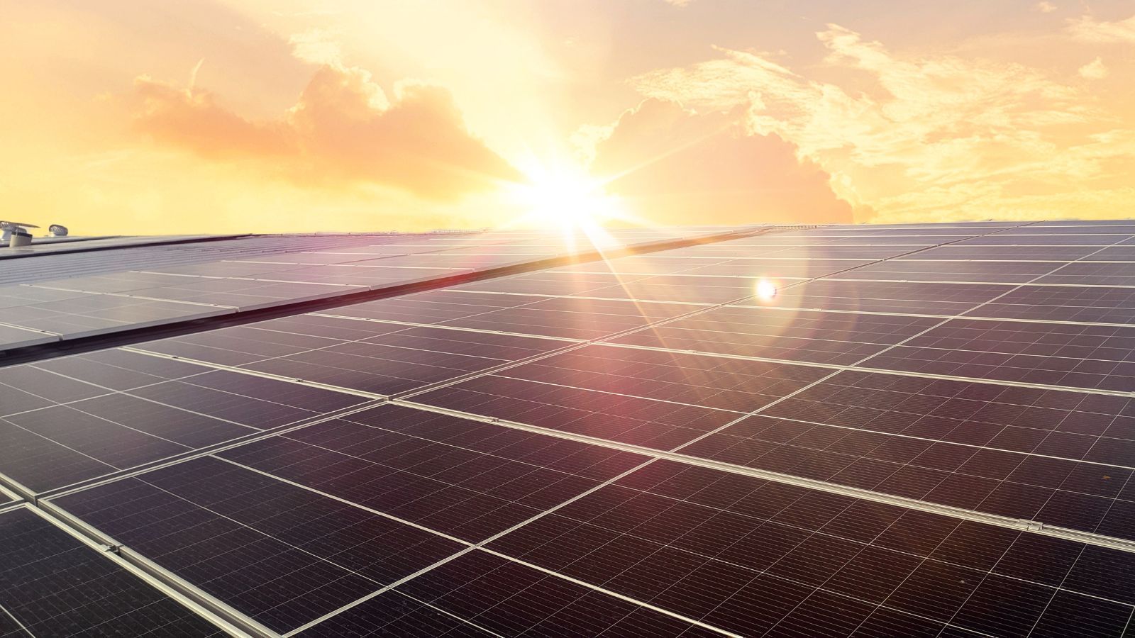 Photovoltaikanlage auf einem Dach bei Sonnenuntergang – nachhaltige Energiegewinnung durch Solarstrom