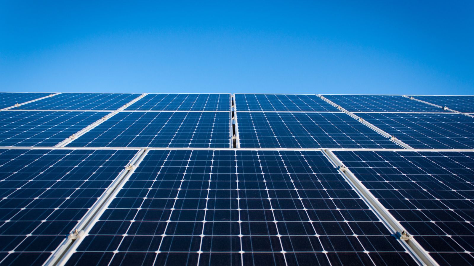 Photovoltaikanlage auf einem Dach bei klarem Himmel – Symbol für erneuerbare Energien