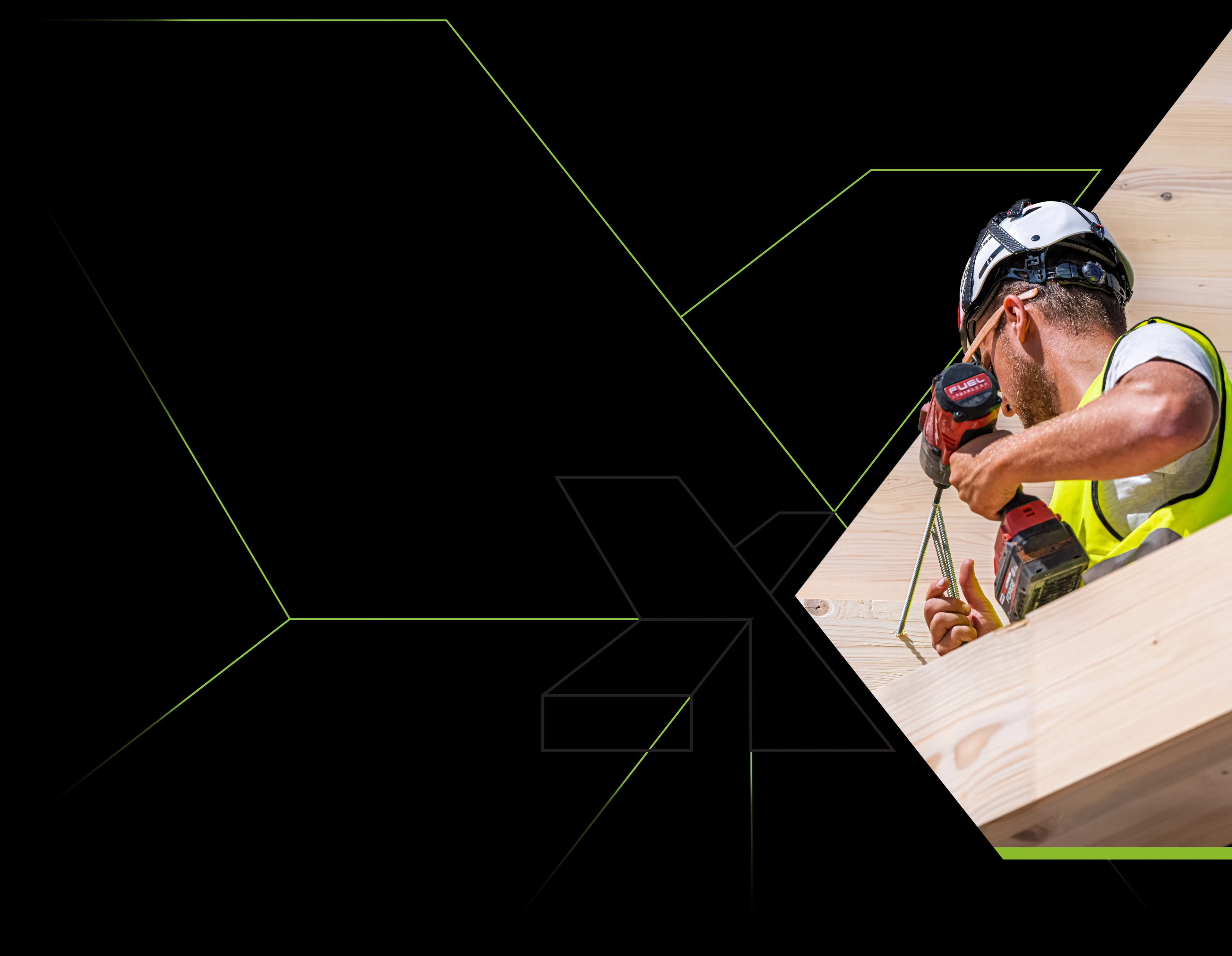 Monteur X-Wood® vissant une construction en bois