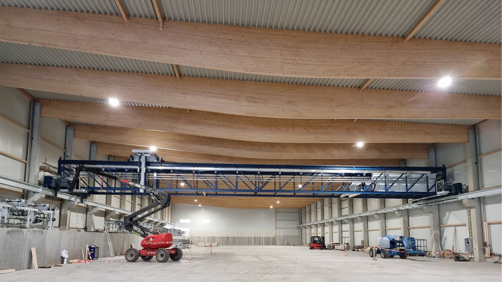 Holz-Fachwerkträger in der Produktionshalle von CFM Schiller in Roetgen mit Krananlage und Oberlichtern