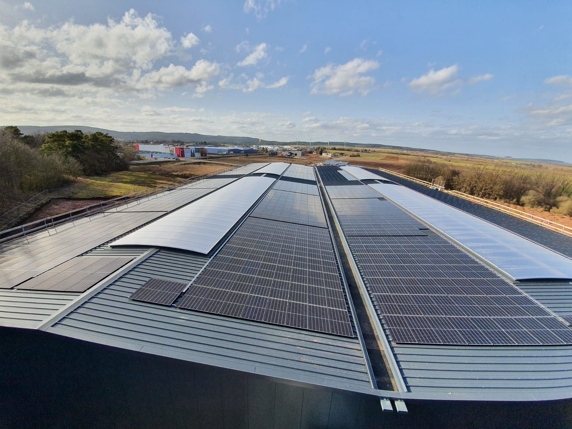 Großflächige Solaranlage auf Holzhalle in Kall